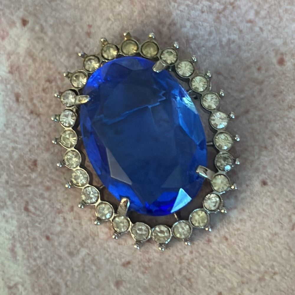 Gorgeous vintage blue crystal pin/brooch!!